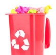 Foto: Recycling bin with papers isolated on white Recycling bin with papers isolated on white