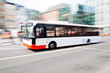 fahrender Bus in der Stadt