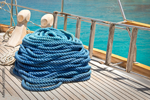 Photo: Cordage sur le pont d'un voilier Cordage sur le pont d'un voilier