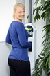 Junge Frau auf Waage