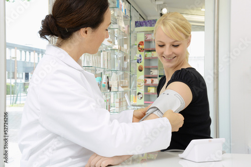 Photo: Apothekerin misst Blutdruck Apothekerin misst Blutdruck