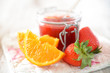 Marmelade aus Apfelsinen und Erdbeeren