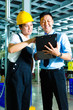 Foto: Worker and production manager with Clipboard Worker and production manager with Clipboard