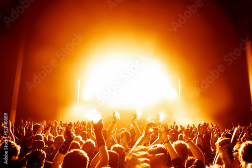 Photo: Jubelnde Konzertbesucher auf Rock-Konzert Jubelnde Konzertbesucher auf Rock-Konzert