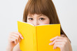本を読む女性