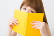 本を読む女性
