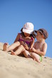 frère et soeur à la plage