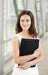 Foto: Portrait of smiling beautiful young businesswoman Portrait of smiling beautiful young businesswoman