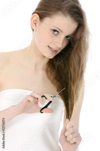 Photo: Schülerin schneidet sich die langen Haare ab Schülerin schneidet sich die langen Haare ab