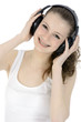 Junge Frau hört Musik