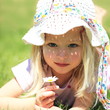 Mädchen mit Blume in Wiese