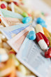 Medizin und Euroscheine mit Tabletten