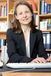 Junge Frau arbeitet daheim