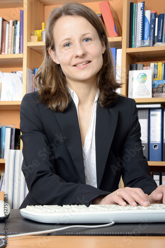 Photo: Junge Frau arbeitet daheim Junge Frau arbeitet daheim