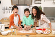 Familie beim Backen