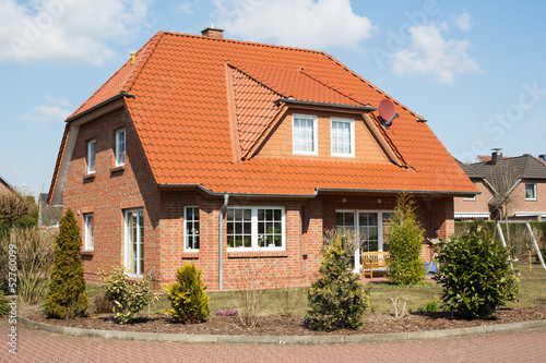 Photo: Einfamilienhaus bei Sonnenschein Einfamilienhaus bei Sonnenschein