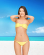 Foto: beautiful woman in bikini on the beach beautiful woman in bikini on the beach