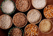 piccole ceste con cereali assortiti