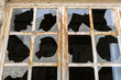 Zerbrochene Fensterscheiben im Metallrahmen
