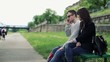 Vídeo: Students couple talking on cellphone in the city Students couple talking on cellphone in the city