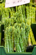 Gebündelter grüner Spargel auf Wochenmarkt