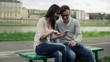 Vídeo: Happy young couple with smartphone in the city Happy young couple with smartphone in the city