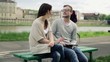 Vídeo: Young happy couple chatting in the city Young happy couple chatting in the city