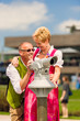 Hochzeitspaar in Tracht am Schliersee - Fernglas