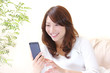 スマートフォンを持つ女性