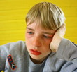 Photo: enfant pensif, perdu dans ses pensées enfant pensif, perdu dans ses pensées