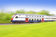 Bahn in sommerlicher Landschaft