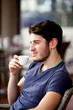 Ragazzo giovane gustando caffè