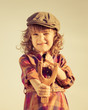 Foto: Funny kid shooting wooden slingshot Funny kid shooting wooden slingshot