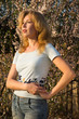 Foto: Beautyful blonde in a spring garden Beautyful blonde in a spring garden