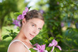 Schöne Frau mit Magnolienblüten im Frühling