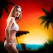 attraktive junge Frau im Bikini vor sommerlichen Hintergrund
