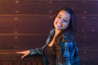 Foto: Mixed Race Young Adult Woman Portrait Sitting on Wood Bench Mixed Race Young Adult Woman Portrait Sitting on Wood Bench