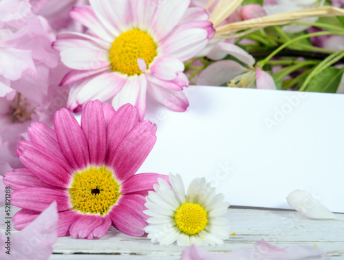 Photo: Liebe Grüße mit Gänseblümchen und Margeriten Liebe Grüße mit Gänseblümchen und Margeriten