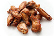 Foto: Grilled chicken wings on a white table Grilled chicken wings on a white table