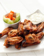 Foto: Chicken wings with sauce and vegetables Chicken wings with sauce and vegetables