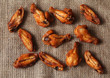 Foto: Chicken grilled wings on a linen tablecloth Chicken grilled wings on a linen tablecloth