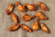Foto: Chicken grilled wings on a linen tablecloth Chicken grilled wings on a linen tablecloth