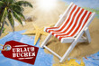 Liegestuhl auf Landkarte mit Sand und Seestern