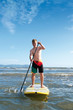 Teenager beim Stand Up Paddling