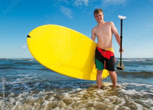 Photo: Teenager mit Stand Up Paddling Board Teenager mit Stand Up Paddling Board
