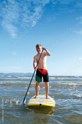 Photo: Teenager beim Stand Up Paddling Teenager beim Stand Up Paddling