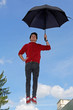 Fliegender Mann mir Regenschirm