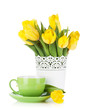 Foto: Yellow tulips and tea cup Yellow tulips and tea cup