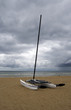 Catamaran sur une plage déserte