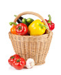 Foto: Fresh ripe vegetables in basket Fresh ripe vegetables in basket